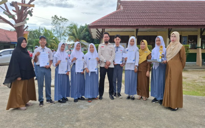 Plt. Kepala SMKN 5 Kendari Berikan Penghargaan kepada Siswa Berprestasi pada Upacara Bendera